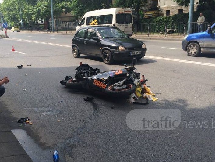 Моторист без книжка се помля край Пловдив 
