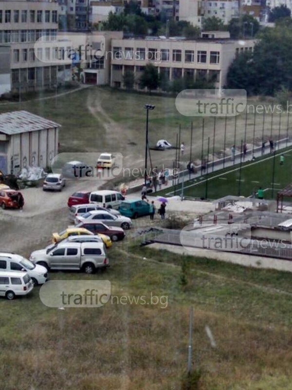 Училищен двор се превърна в паркинг на частно игрище в Тракия СНИМКИ
