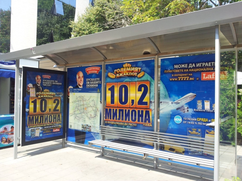 Пловдивчани питат пловдивските управленци: Кой постави брутално нагла реклама на хазарт по спирките?