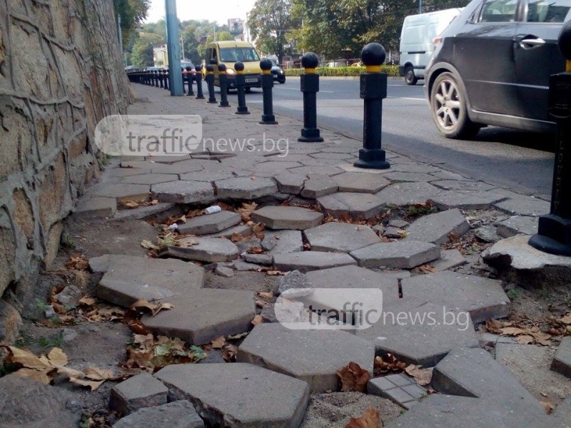 Супермен кацна на тротоар в центъра на Пловдив, няма кой да ремонтира разбитото СНИМКИ