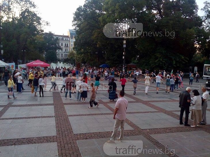 София съпричастна с Пловдив! Десетки се хванаха на хоро пред Народния театър СНИМКИ