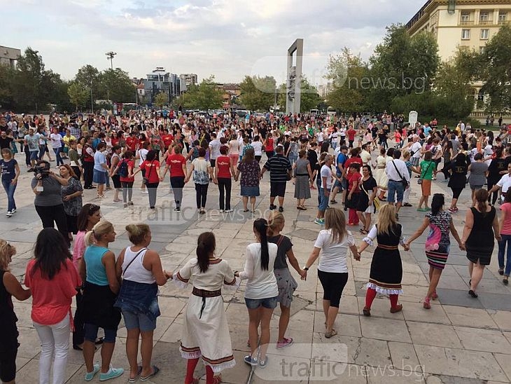 Напук на забраната! Стотици извиха огромно хоро в сърцето на Пловдив СНИМКИ+ВИДЕО 