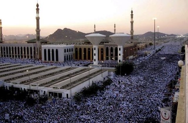Над 2 милиона мюсюлмани се поклониха на планината Арафат