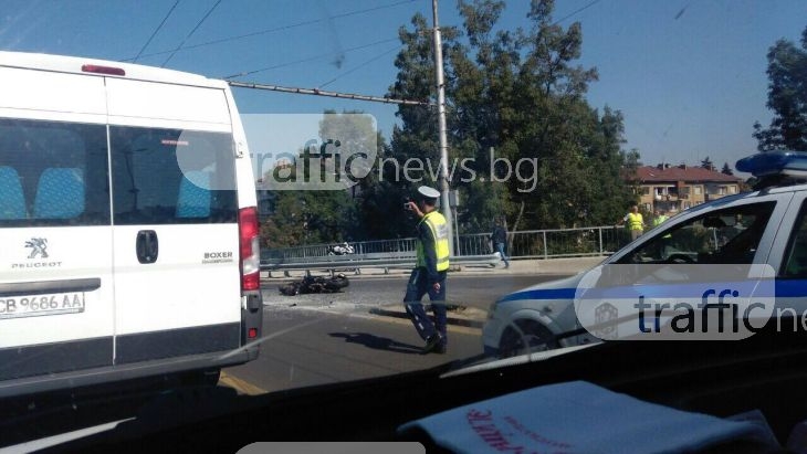 Моторист се удари в тролей на Цариградско шосе СНИМКИ