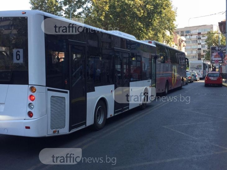 И автобусите в Пловдив са в тапата! Стотици пътници са блокирани СНИМКИ