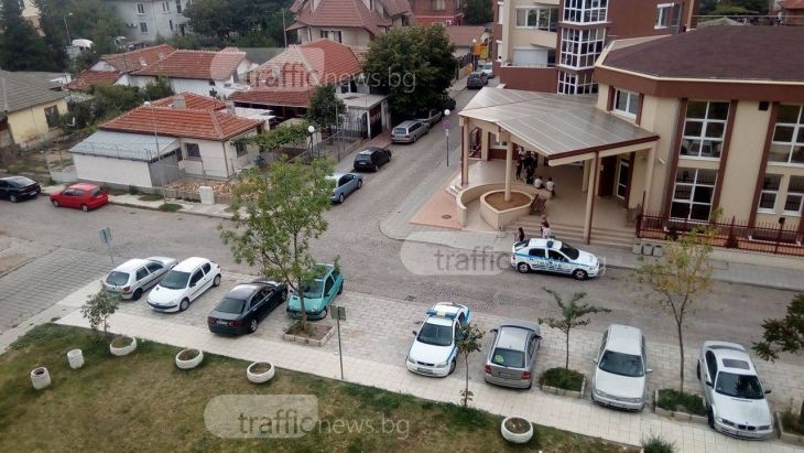 Полицейски паркинг изяде паркоместата на пловдивчани! Оставят колите си в тревата СНИМКИ