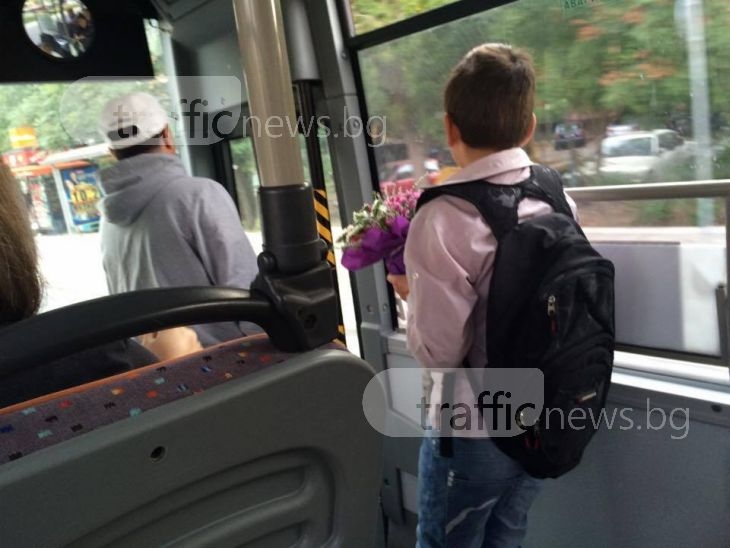 Петокласник трогна цял автобус в Пловдив! Една история за първия учебен ден и загубени пари СНИМКИ