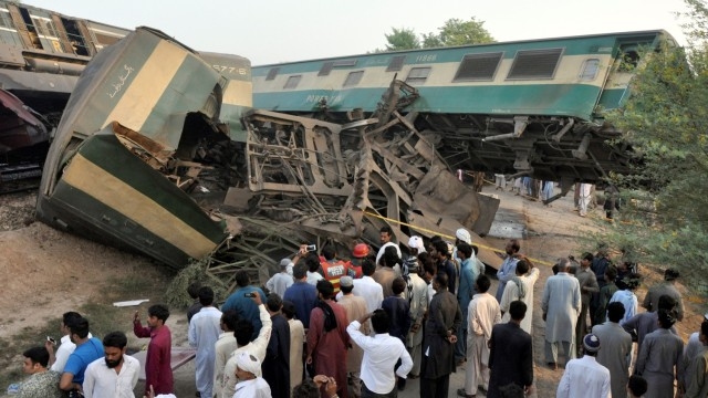 Шестима души загинаха при тежка железопътна катастрофа