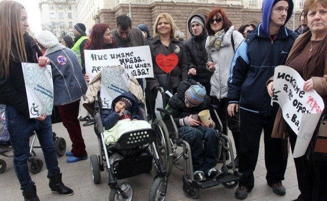 Родители на деца с увреждания се вдигат на протест в Пловдив