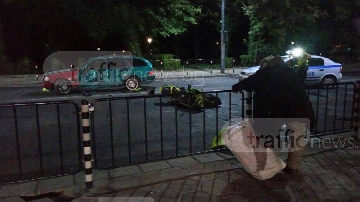 Зверска катастрофа с моторист пред Четвъртък пазара в Пловдив, спряха движението СНИМКИ