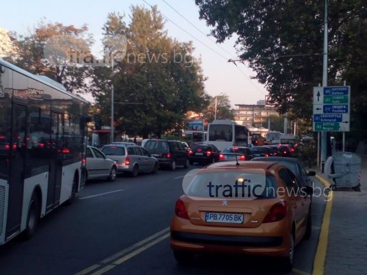 Зверски трафик блокира Пловдив още от сутринта СНИМКИ