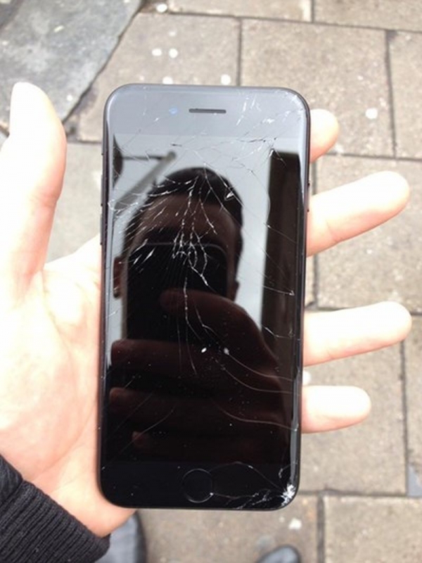 Българин счупи една от първите бройки на новия iPhone 7 СНИМКА