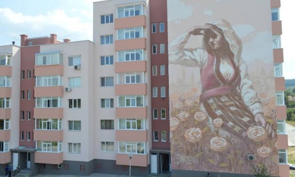 Пловдивчани с уникален проект: 18-метрова хубавица се появи на саниран блок СНИМКИ