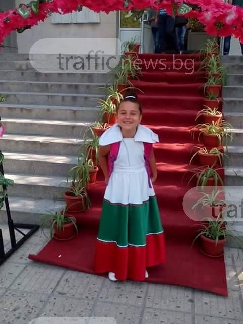 Галя вече е в първи клас! Пловдивчанката влезе в класната стая с патриотична рокля СНИМКИ