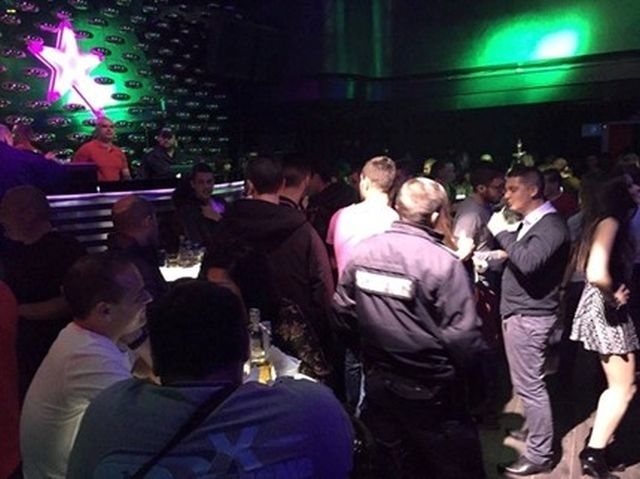 Десетокласници пребиха пиян връстник пред дискотека, снимат се ВИДЕО