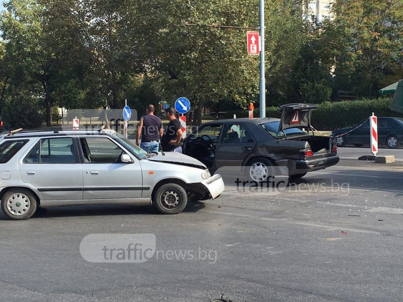 Мерцедес и шкода се помляха на Полиграфията СНИМКИ