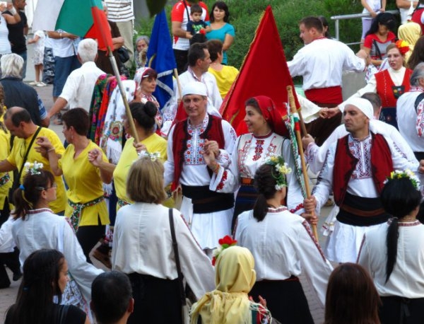 В Лондон няма кой да забрани хорото! Градът танцува български народни хора   