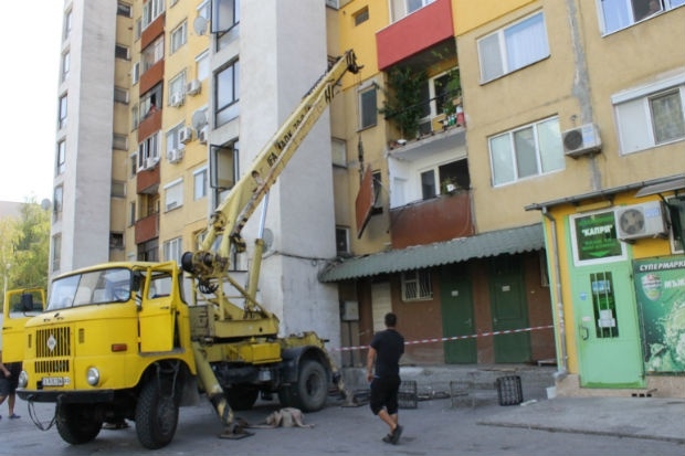 Бетонен блок от тераса се изкърти и се стовари върху мъж СНИМКИ