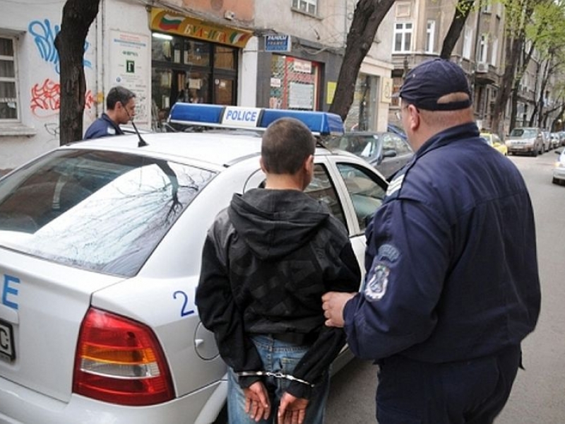 Полицаи хванаха тийнейджър да разпространява дрога в Пловдив