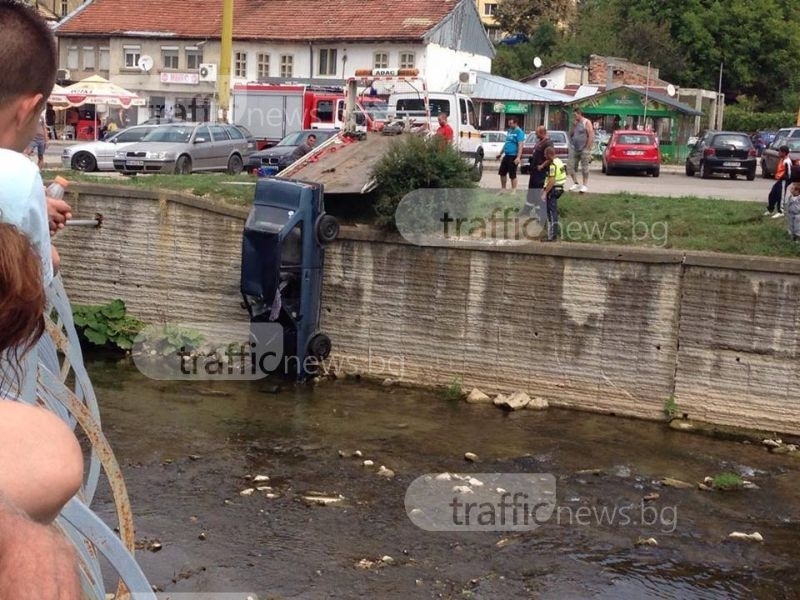 Кола изхвърча в реката в Долни Воден, шофьор е в болница