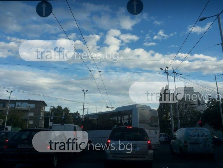 Този шофьор на автобус №10 е над закона! Чудите ли се още защо Пловдив е най-опасният град за шофиране? СНИМКИ