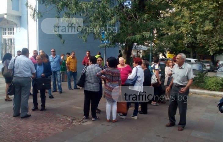 Жителите на Перущица на протест пред съда в Пловдив! Десетки подкрепиха Ради Минчев СНИМКИ