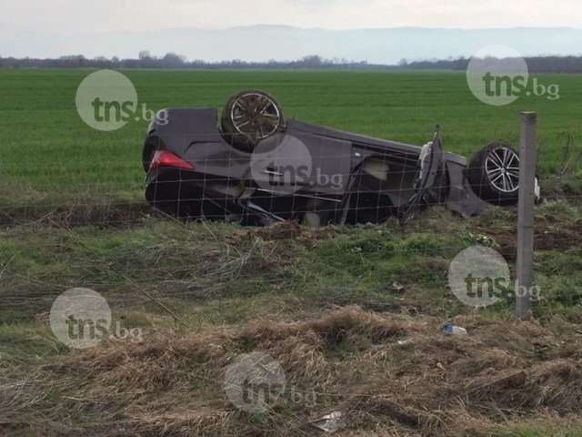 Автомобил се преобърна край Пловдив, шофьорът е в болница