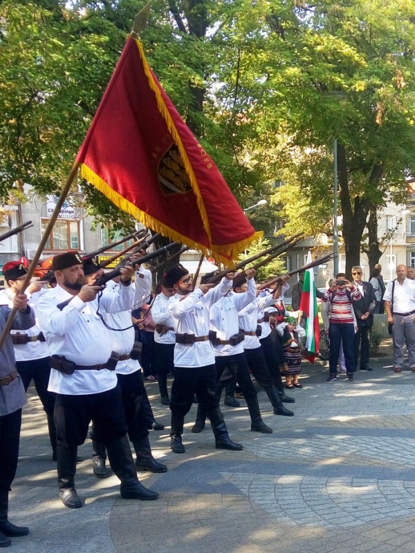 Със залп от почетна рота на 