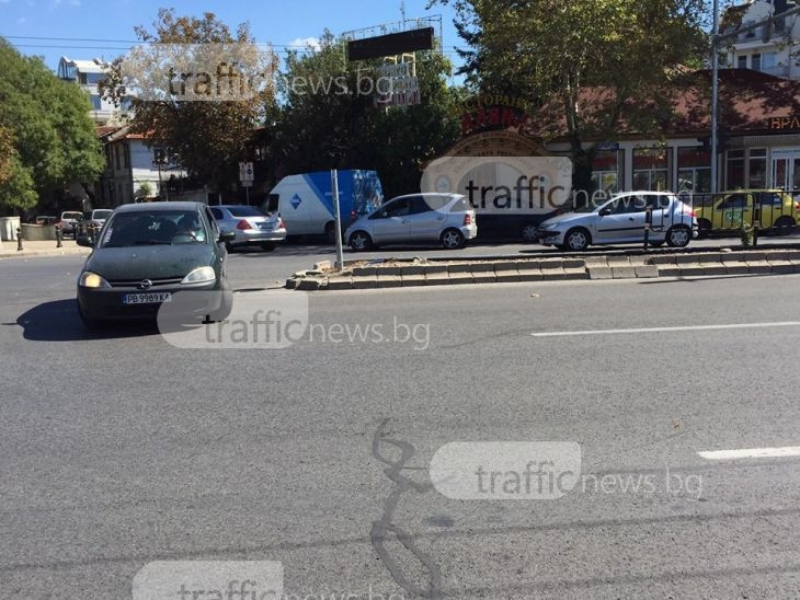 Тапи, клаксони, псувни и опасни маневри в центъра на Пловдив СНИМКИ