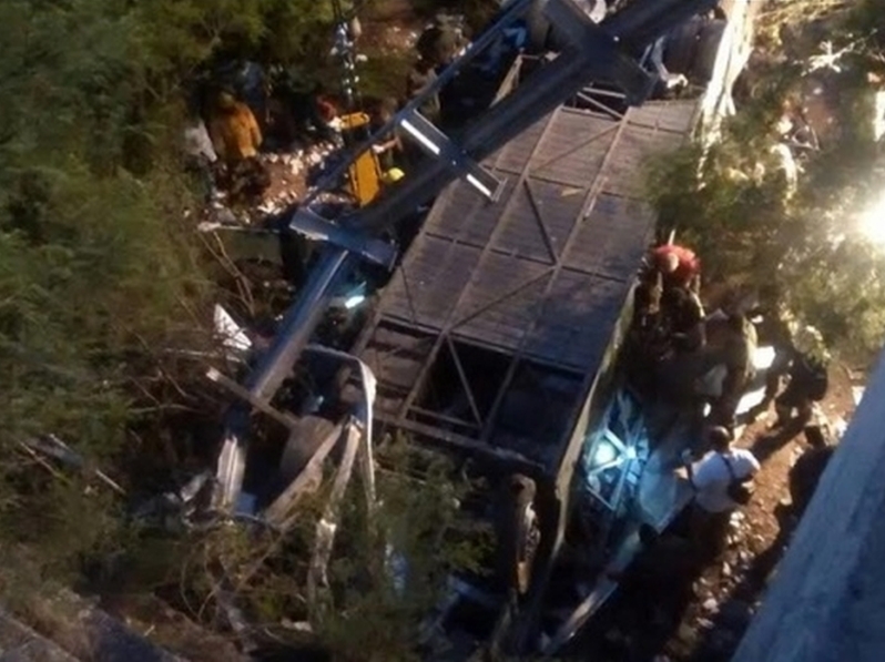 24 души загинаха след като автобус падна в река