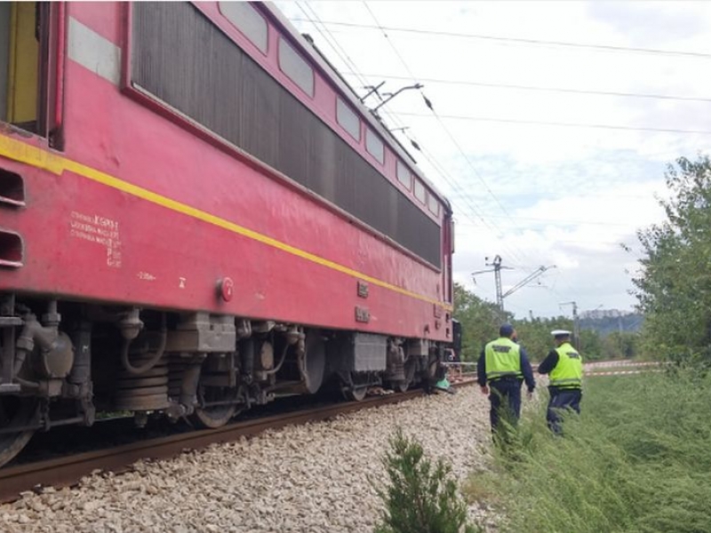 Шофьорът на колата, премазана от влак, навлязъл при спуснати бариери СНИМКИ