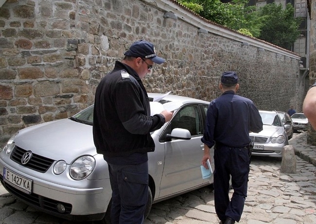 Пловдивчанка видя как крадец изскача от дома й в Стария град със спестяванията й