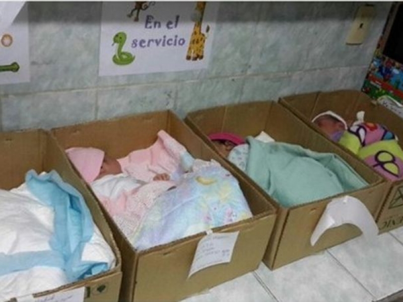 Бебета спят в кашони в родилното отделение на болница СНИМКИ