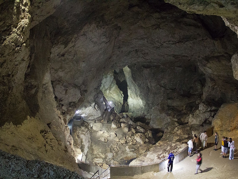 Обраха туристи, докато разглеждат пещерата 