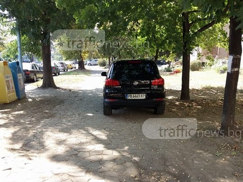 Шофьор паркира по народному на тротоар в Пловдив, патрулка просто го подминала СНИМКА