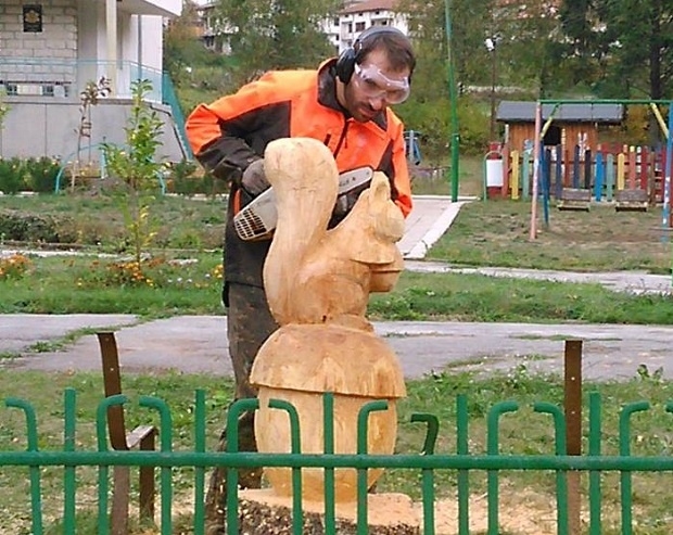 Хирург извая уникални дървени скулптури с моторен трион в родопско село СНИМКИ