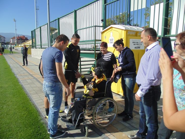 Прикованият към инвалидна количка Ники сбъдна голямата си мечта - посети тренировка на Ботев Пловдив СНИМКИ