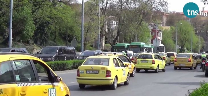 Пловдивските власти осуетиха голям протест, финтираха таксиметровите шофьори