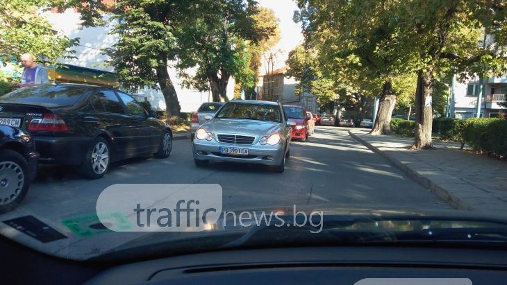 Пловдивчанин спря мерцедеса си по средата на улица, за да... закуси СНИМКИ
