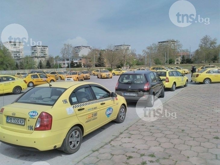 Кметът Тотев вдигна със 150% данъка на пловдивските таксита