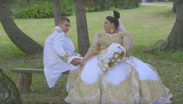 Ромска булка получи златен дъжд и банкноти от 500 евро на сватбата си ВИДЕО