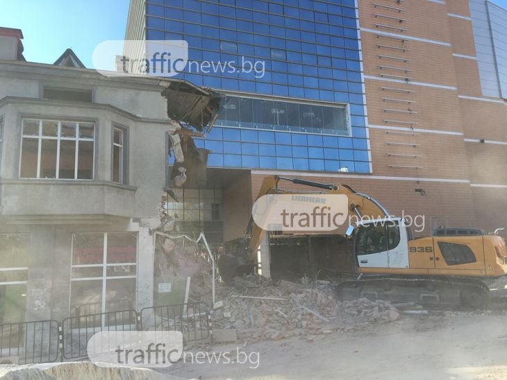 След години съдебни дела: Багери бутат къщата на ъгъла на мол Марково тепе СНИМКИ и ВИДЕО