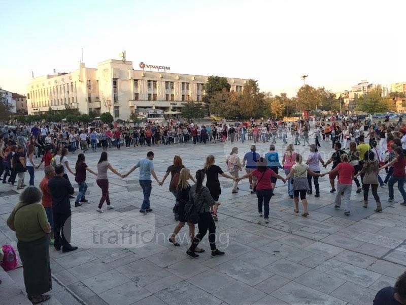 Пловдив отново е на площад Централен! Неделното хоро се изви и тази вечер СНИМКИ и ВИДЕО