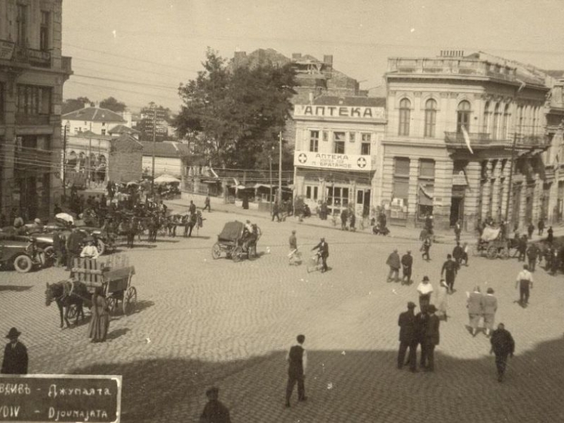 Преди 100 години: Коли и коне се разминават в центъра на Пловдив 
