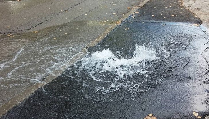 Питейна вода шурти от пловдивска улица, от ВиК имат по-спешна работа ВИДЕО