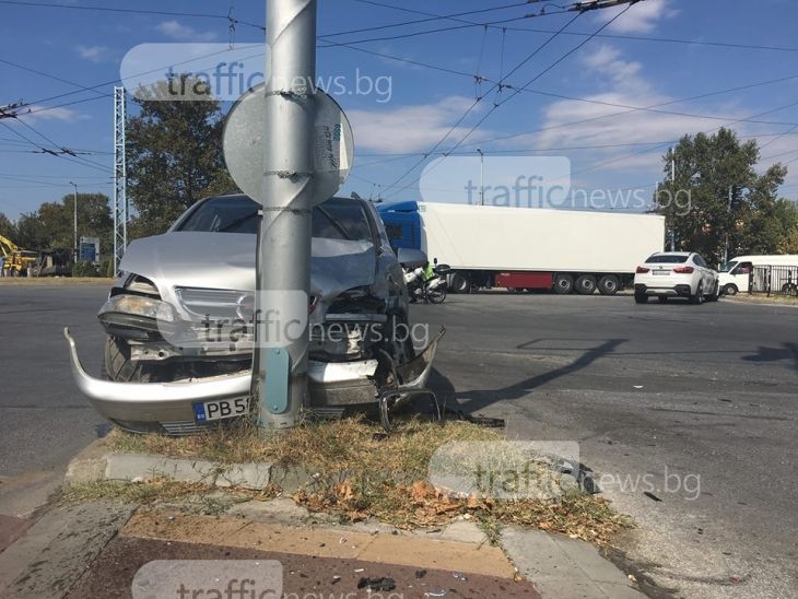 Опел и BMW X6 се помляха на възлово пловдивско кръстовище СНИМКИ+ВИДЕО