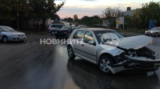 Дъждът предизвика верижна катастрофа! Има двама ранени