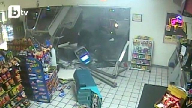 Крадци нахлуха в магазин с джип и отмъкнаха току-що зареден банкомат