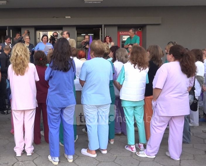 Лекарите от Първа градска местят протеста под прозорците на кмета Тотев ВИДЕО