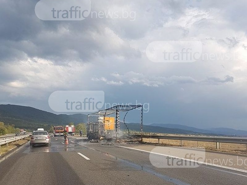 ТИР гори на магистралата в посока Пловдив, движението е блокирано